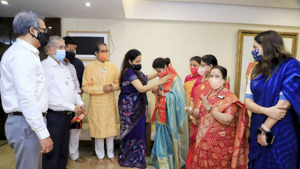  గత ఎన్నికల్లో కాంగ్రెస్ నుండి పోటీ చేసిన ఓడిపోయినా ఊర్మిళ మటోండ్కర్ 