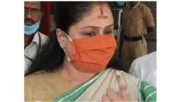 కాషాయ రంగు మాస్కుతో ఓటేసిన విజయశాంతి..