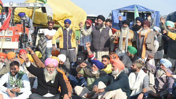 చర్చలకు హాజరవుతున్న 35 మంది రైతు ప్రతినిధులు 