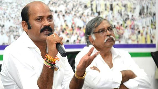 సోషల్ మీడియాలో అసభ్య పోస్టులపై వివాదం ... రాళ్ళతో దాడి సోషల్ మీడియాలో అసభ్య పోస్టులపై వివాదం ... రాళ్ళతో దాడి