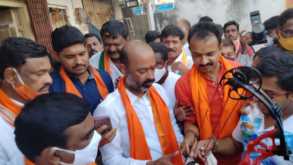 వరంగల్ ట్రై సిటీస్ లో కొనసాగిన రోడ్ షో ,.. అడ్డుకునే యత్నం చేసిన పోలీసులు వరంగల్ ట్రై సిటీస్ లో కొనసాగిన రోడ్ షో ,.. అడ్డుకునే యత్నం చేసిన పోలీసులు