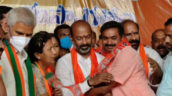 ఓరుగల్లులో ఎన్నికలకు ముందు పార్టీలో కీలక నేతల చేరికలు ఓరుగల్లులో ఎన్నికలకు ముందు పార్టీలో కీలక నేతల చేరికలు