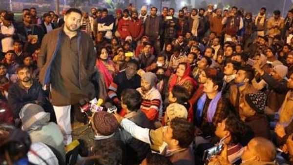 ఔత్సాహిక టీచర్ల ధర్నాకు మద్దతుగా తేజస్వి..