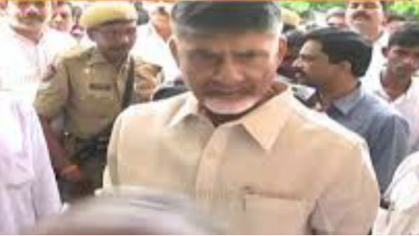 చంద్రబాబు పర్యటనలో లారీలను అడ్డంగా పెట్టి వాహనాలు వెళ్ళకుండా అడ్డగింత 
