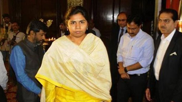 అవి చూపడంతో అఖిల షాక్.. అవి చూపడంతో అఖిల షాక్..