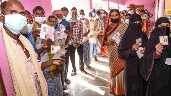 బరిలో నిలిచే అభ్యర్థులు, ఆశావహులతో గ్రామాలలో ఎన్నికల సందడి బరిలో నిలిచే అభ్యర్థులు, ఆశావహులతో గ్రామాలలో ఎన్నికల సందడి