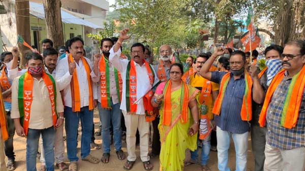 తెల్లవారుజామున బీజేపీ నేతల అరెస్ట్... తెల్లవారుజామున బీజేపీ నేతల అరెస్ట్...