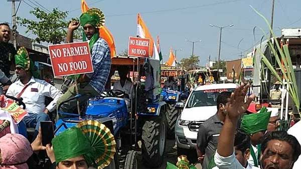 ట్రాక్టర్లకు పోలీసుల కాన్వాయ్