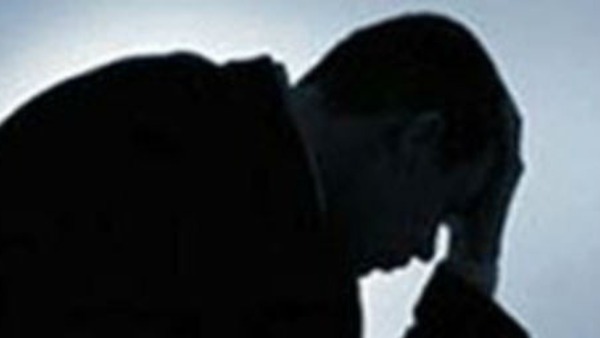 క్వాటర్ బాటిల్ తో రెండు కళ్లు పీకేశాడు