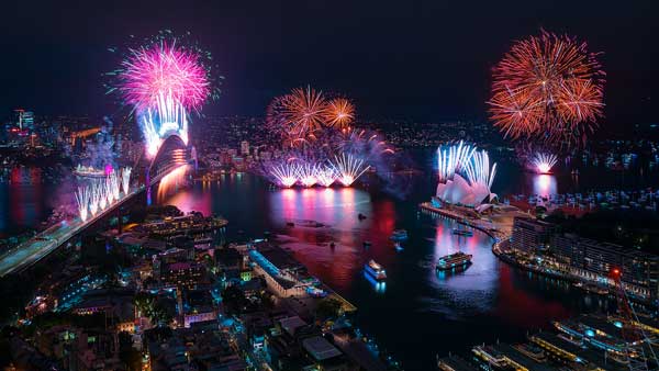 కొన్ని దేశాల్లో బహిరంగ వేడుకలు..