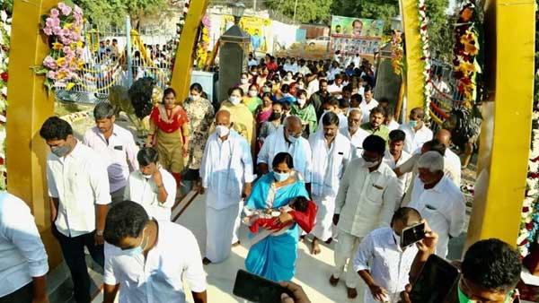 paritala ravi death anniversary: flexies burnt in anantapur dist, sunitha comments