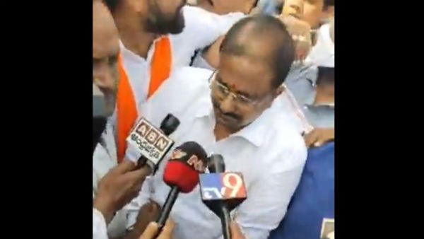 బీజేపీ నేతలకు పోలీసులకు మధ్య తోపులాట , సొమ్మసిల్లిన సోము వీర్రాజు , విష్ణువర్ధన్ రెడ్డి బీజేపీ నేతలకు పోలీసులకు మధ్య తోపులాట , సొమ్మసిల్లిన సోము వీర్రాజు , విష్ణువర్ధన్ రెడ్డి