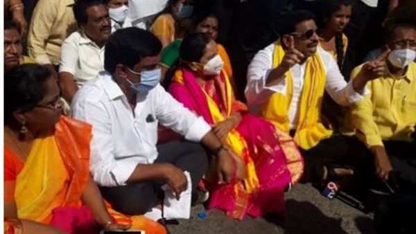 టీడీపీ నేతల నిర్బంధాలు .. అనుమతి రద్దు దేనికో చెప్పాలని టీడీపీ నేతలు ఫైర్ టీడీపీ నేతల నిర్బంధాలు .. అనుమతి రద్దు దేనికో చెప్పాలని టీడీపీ నేతలు ఫైర్