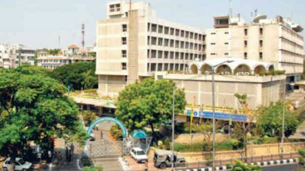 పౌర నిబంధనలను ఉల్లంఘిస్తూ మేయర్ పేరుతో బ్యానర్లు పౌర నిబంధనలను ఉల్లంఘిస్తూ మేయర్ పేరుతో బ్యానర్లు