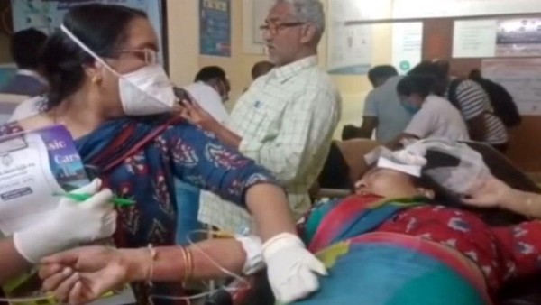 పెను ప్రమాదాన్ని తప్పించిన భారీ వృక్షం