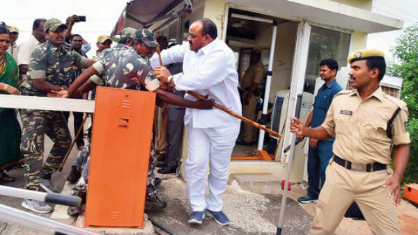 అచ్చెన్న వైసీపీ బలపరిచిన అభ్యర్థిని బెదిరించారని ఫిర్యాదు ..అరెస్ట్ కు డిమాండ్