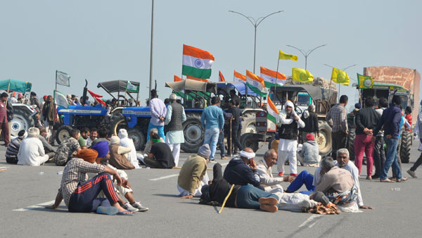 మూడు గంటల పాటు కొనసాగిన చక్కాజామ్ ..ఢిల్లీ-హర్యానా సరిహద్దు రోడ్లు బ్లాక్