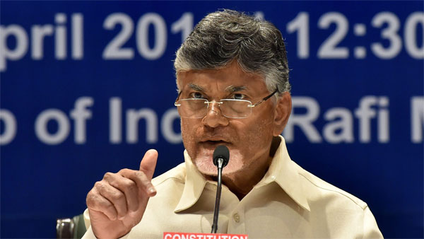 చంద్రబాబు వైసీపీ హామీలను కాపీ కొట్టారని ప్రచారం చేస్తున్న వైసీపీ నేతలు చంద్రబాబు వైసీపీ హామీలను కాపీ కొట్టారని ప్రచారం చేస్తున్న వైసీపీ నేతలు