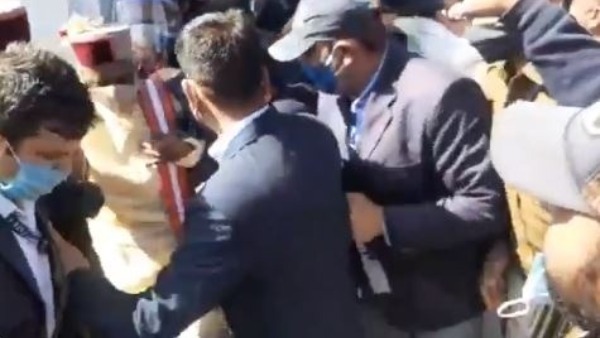 సభలో గందరగోళం సృష్టించిన కాంగ్రెస్ సభ్యులు సభలో గందరగోళం సృష్టించిన కాంగ్రెస్ సభ్యులు