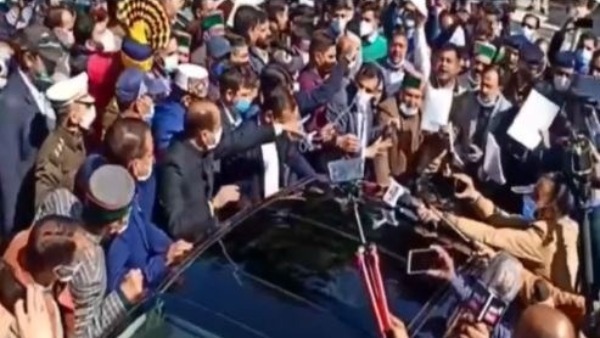 గవర్నర్ దత్తాత్రేయను నెట్టేసిన కాంగ్రెస్ సభ్యులు గవర్నర్ దత్తాత్రేయను నెట్టేసిన కాంగ్రెస్ సభ్యులు