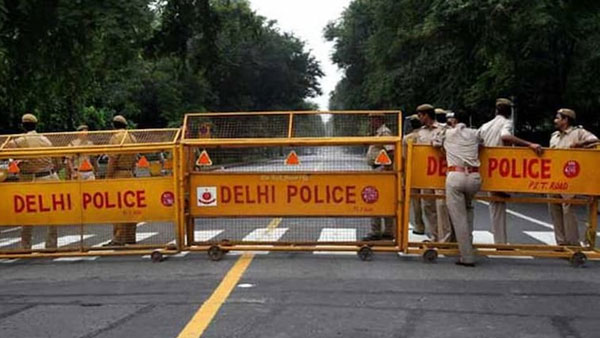 Delhi Police constable was injured after three unidentified people fired at him Delhi Police constable was injured after three unidentified people fired at him