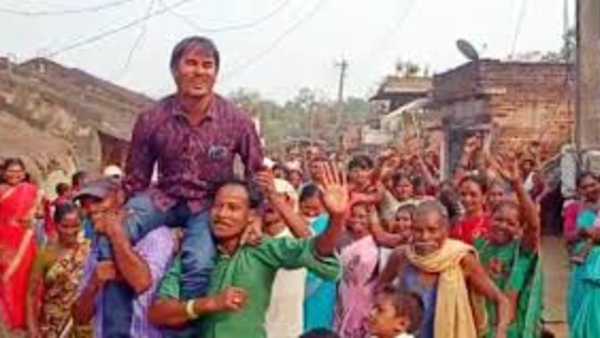  వేరే స్కూల్ కు బదిలీ అయిన టీచర్ కు ఘనంగా మరచిపోలేని వీడ్కోలు 