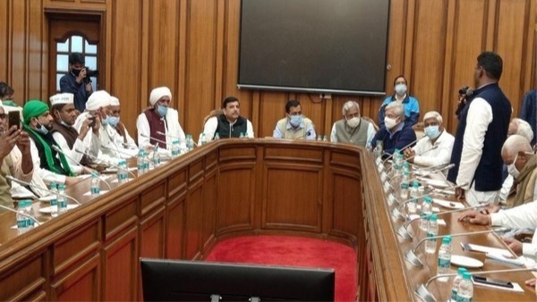 farm laws are like death warrant says Delhi cm Kejriwal after meeting protesting farmers farm laws are like death warrant says Delhi cm Kejriwal after meeting protesting farmers