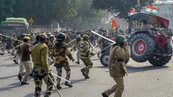 జంతువుల పట్ల కూడా ఇలా వ్యవహరించరు : రైతులు జంతువుల పట్ల కూడా ఇలా వ్యవహరించరు : రైతులు