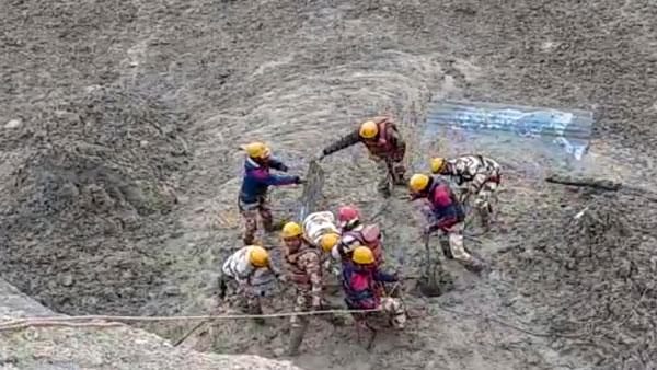 కొట్టుకుపోయిన రెండు డ్యాంలు.. 150 మంది గల్లంతు కొట్టుకుపోయిన రెండు డ్యాంలు.. 150 మంది గల్లంతు