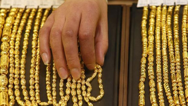 కిటకిటలాడే షోరూమ్