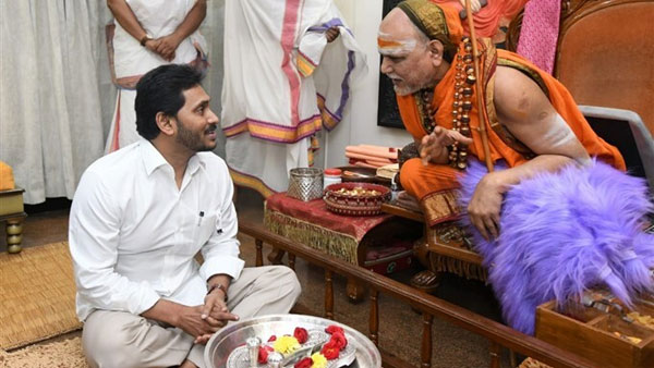 ఆలయాలపై దాడులు .. జగన్ పై తీవ్ర విమర్శలు .. చెక్ పెట్టే సలహా ఇచ్చిన స్వామీజీ 