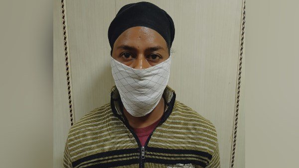 ఎర్రకోట వద్ద రెండు కత్తులు తిప్పుతూ హల్చల్ చేసిన మనీందర్ సింగ్ 