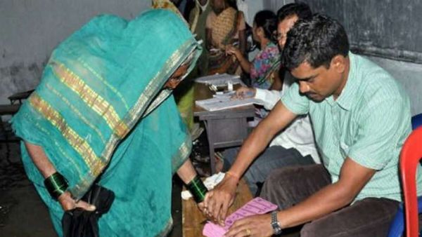 శ్రీకాకుళం జిల్లాలో ఆందోళన .. చెదురుమదురు సంఘటనలతో కొనసాగుతున్న పోలింగ్