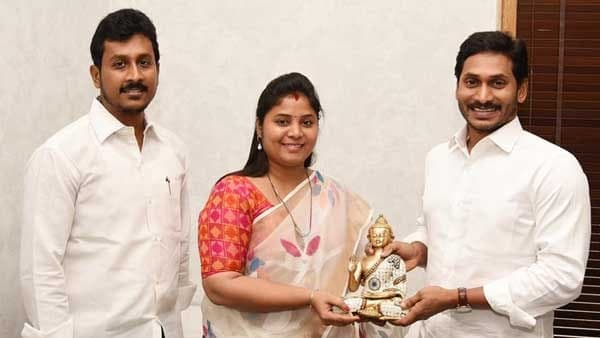 పుష్పశ్రీవాణికి అండగా నిలిచిన భర్త