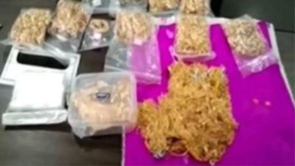 కారులో 5 కిలోలకుపైగా బంగారం కారులో 5 కిలోలకుపైగా బంగారం