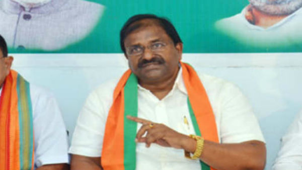 నామినేషన్లు వెయ్యటానికి వచ్చే వారిపై కేసులు 