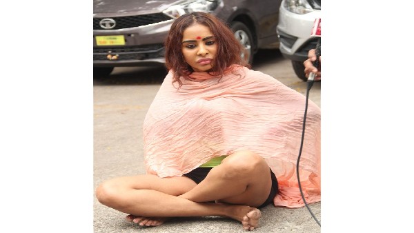 అర్ధనగ్న ప్రదర్శన నుంచి..