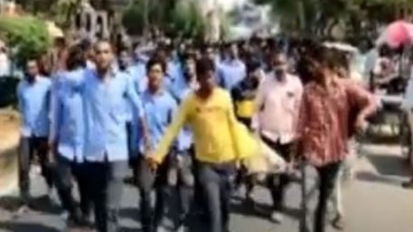 నరసరావుపేటలో ఆందోళన.. ఉద్రిక్తత నరసరావుపేటలో ఆందోళన.. ఉద్రిక్తత