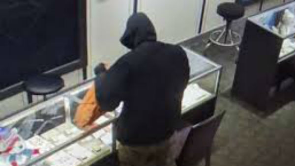  షాపులోకి వెళ్లి.. అలా లూటీ