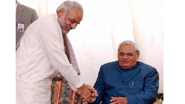 మోడీకి రాజధర్మం గుర్తు చేసిన వాజ్‌పేయ్‌