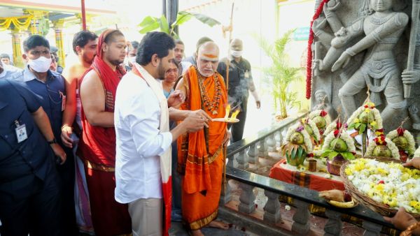 రాజశ్యామలా యాగంలో పాల్గొన్న జగన్ .. అమ్మవారికి ప్రత్యక పూజలు రాజశ్యామలా యాగంలో పాల్గొన్న జగన్ .. అమ్మవారికి ప్రత్యక పూజలు