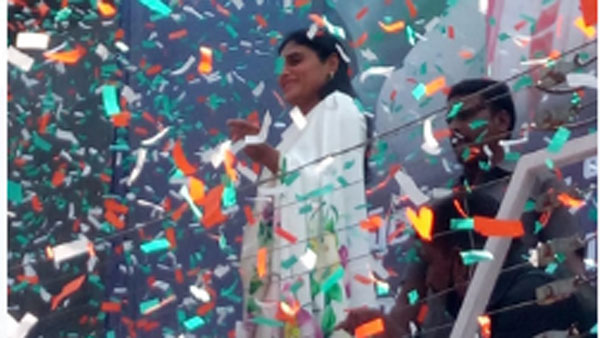 లోటస్ పాండ్ నివాసంలో అభిమానులకు అభివాదం..