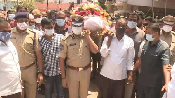 ఏఎస్ఐ పాడె మోసిన సజ్జనార్ ఆవేదన ఏఎస్ఐ పాడె మోసిన సజ్జనార్ ఆవేదన