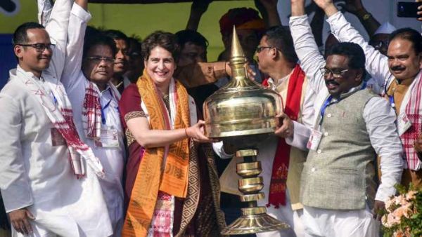 No CAA, 5 lakh jobs among congress 5 guarantees for Assam priyanka gandhi Plucked Tea Leaves