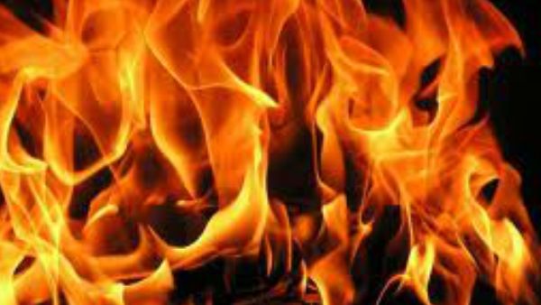 సిలిండర్ పేలి మహిళ సజీవ దహనం సిలిండర్ పేలి మహిళ సజీవ దహనం