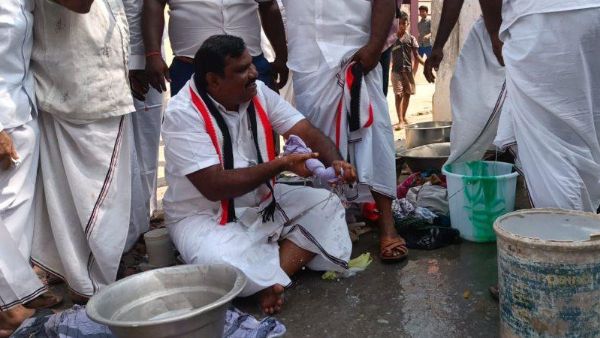 తాను గెలిస్తే వాషింగ్ మెషీన్ ఇస్తానని హామీ తాను గెలిస్తే వాషింగ్ మెషీన్ ఇస్తానని హామీ