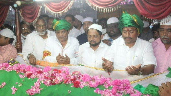 comedian ali campaign for ysrcp in vijayawada corporation polls, offer chaddar at dargah comedian ali campaign for ysrcp in vijayawada corporation polls, offer chaddar at dargah