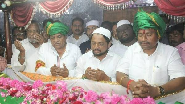 comedian ali campaign for ysrcp in vijayawada corporation polls, offer chaddar at dargah comedian ali campaign for ysrcp in vijayawada corporation polls, offer chaddar at dargah