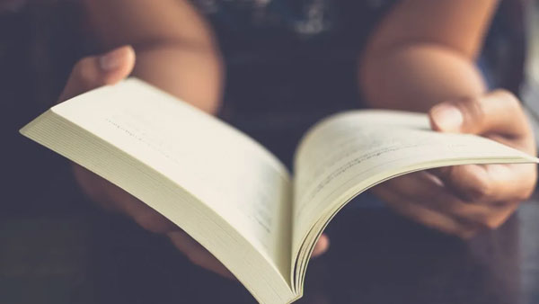 బెంగాలీ ప్రముఖ రచయితల పుస్తకాల కార్టన్ లను బహుమతిగా ఇచ్చిన వరుడి కుటుంబం