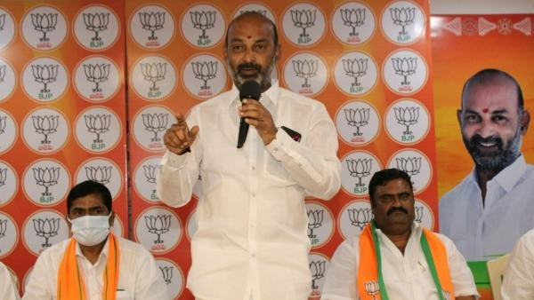 ప్రజల దృష్టిని ఆకర్షించేందుకే పీఆర్సీ.. తప్పని పరిస్థితుల్లో కేసీఆర్ పీఆర్సీ ప్రకటించారన్న బండి సంజయ్.. ప్రజల దృష్టిని ఆకర్షించేందుకే పీఆర్సీ.. తప్పని పరిస్థితుల్లో కేసీఆర్ పీఆర్సీ ప్రకటించారన్న బండి సంజయ్..